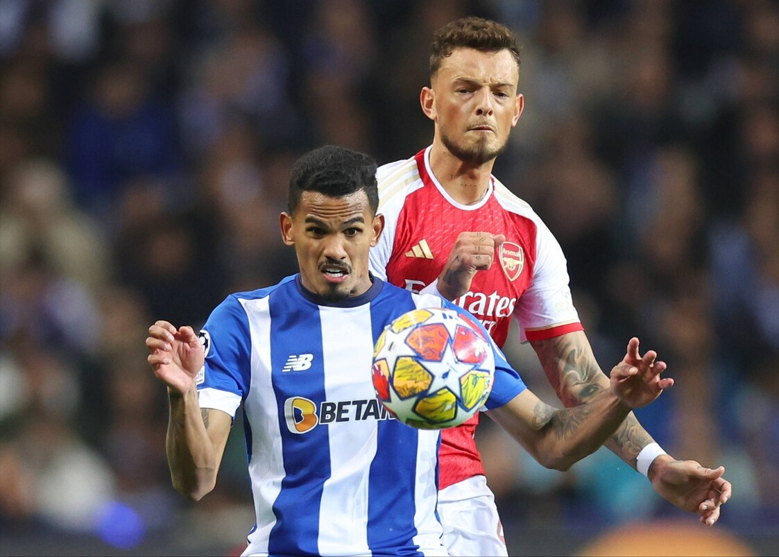 九游体育app-斯图加特训练开放日,今晚状态回暖引欢呼,葡超在即,年轻球员得到机会