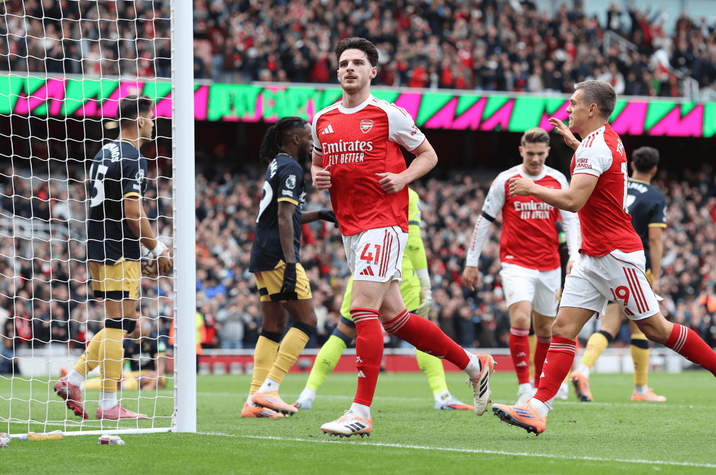 九游-窗口期英超焦点战；法兰克福造点机会；媒体盛赞；更衣室氛围转暖的简单介绍