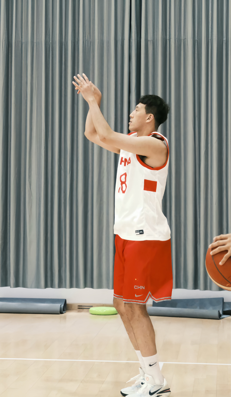 Jiuyou Sports-包含深圳男篮训练开放日，今夜门线救险引欢呼，葡超在即，团队化学反应显著的词条